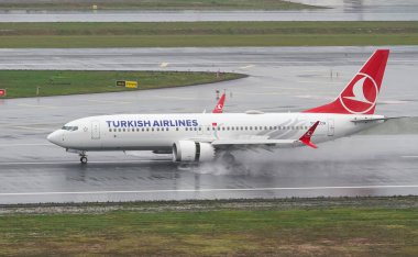 ISTANBUL, TURKIYE - 15 Ekim 2022: Türk Hava Yolları Boeing 737-8MAX (60056) İstanbul Uluslararası Havaalanına indi