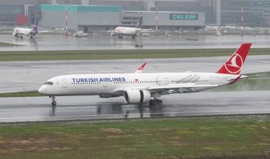 ISTANBUL, TURKIYE - 15 Ekim 2022: Türk Hava Yolları Boeing A350-941 (435) İstanbul Uluslararası Havaalanına indi