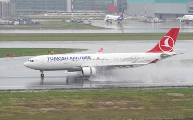 ISTANBUL, TURKIYE - 15 Ekim 2022: Türk Havayolları Airbus A330-223 (1221) İstanbul Uluslararası Havaalanına indi