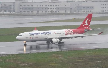 ISTANBUL, TURKIYE - 15 Ekim 2022: Türk Havayolları Airbus A330-203 (704) İstanbul Uluslararası Havaalanına indi