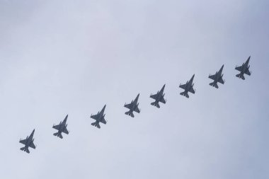 KONYA, TURKIYE - Mayıs 09, 2023: Anadolu Kartal Hava Kuvvetleri Tatbikatı sırasında Konya Havaalanı üzerinde uçan savaş uçakları