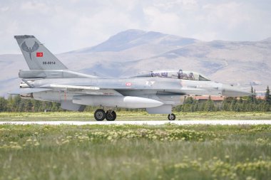 KONYA, TURKIYE - Mayıs 09, 2023: Türk Hava Kuvvetleri General Dynamics F-16D Fighting Falcon (4S-10) Anadolu Kartal Hava Kuvvetleri Tatbikatı sırasında Konya Havalimanı 'na iniş yaptı