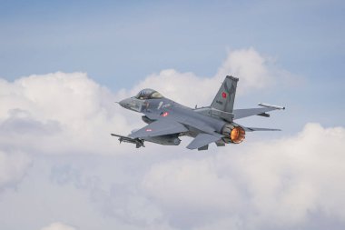 KONYA, TURKIYE - Mayıs 09, 2023: Türk Hava Kuvvetleri Lockheed Martin F-16C Fighting Falcon (HC-56) Anadolu Kartal Hava Kuvvetleri Tatbikatı sırasında Konya Havalimanı 'ndan havalandı