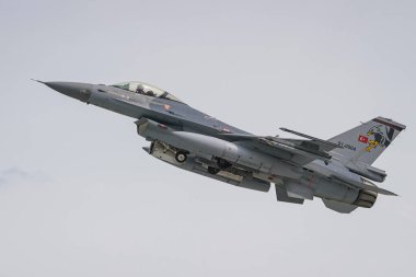 KONYA, TURKIYE - MAYIS 09, 2023: Türk Hava Kuvvetleri Generali Dinamik F-16C Fighting Falcon (4R-84) Anadolu Kartal Hava Kuvvetleri Tatbikatı sırasında Konya Havalimanı 'ndan havalanır.