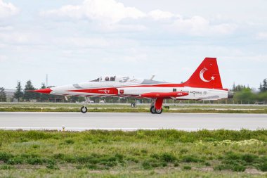 KONYA, TURKIYE - Mayıs 09, 2023: Türk Hava Kuvvetleri Kanadalı NF-5A Özgürlük Savaşçısı Anadolu Kartal Hava Kuvvetleri Tatbikatı sırasında Konya Havalimanı 'ndan havalandı