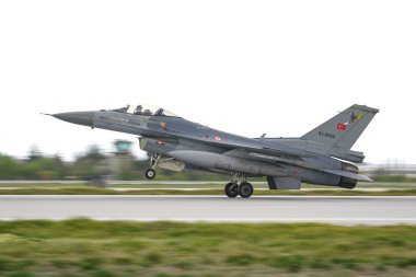 KONYA, TURKIYE - Mayıs 09, 2023: Türk Hava Kuvvetleri Lockheed Martin F-16C Fighting Falcon (4R-105) Anadolu Kartal Hava Kuvvetleri Tatbikatı sırasında Konya Havalimanı 'na iniş yaptı