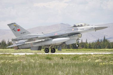 KONYA, TURKIYE - MAYIS 09, 2023: Türk Hava Kuvvetleri General Dynamics F-16C Fighting Falcon (4R-097) Anadolu Kartal Hava Kuvvetleri tatbikatı sırasında Konya Havalimanı 'na iniş yaptı