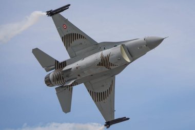 KONYA, TURKIYE - MAYIS 09, 2023: Türk Hava Kuvvetleri General Dynamics F-16C Fighting Falcon (4R-27) Anadolu Kartal Hava Kuvvetleri tatbikatı sırasında Konya Havaalanı üzerinde uçuyor