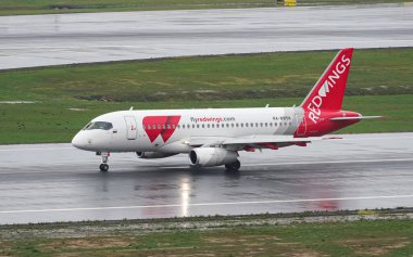 ISTANBUL, TURKIYE - 15 Ekim 2022: Red Wings Airlines Sukhoi SuperJet 100-95B (95171) İstanbul Uluslararası Havaalanına indi