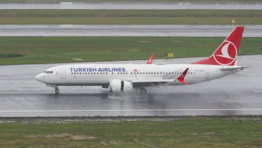 ISTANBUL, TURKIYE - 15 Ekim 2022: Türk Hava Yolları Boeing 737-8MAX (60056) İstanbul Uluslararası Havaalanına indi