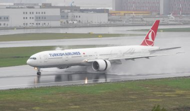 ISTANBUL, TURKIYE - 15 Ekim 2022: Türk Hava Yolları Boeing 777-3F2ER (44126) İstanbul Uluslararası Havaalanına indi