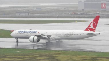 ISTANBUL, TURKIYE - 15 Ekim 2022: Türk Hava Yolları Boeing 777-3F2ER (44126) İstanbul Uluslararası Havaalanına indi