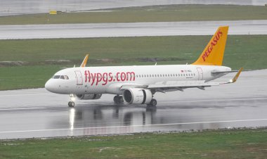 ISTANBUL, TURKIYE - 15 Ekim 2022: Pegasus Airlines Airbus A320-251N (9411) İstanbul Uluslararası Havaalanına indi