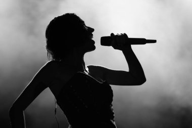 ISTANBUL, TURKIYE - 25 Temmuz 2023: Türk Şarkıcı Zeynep Bastik İstanbul 'da konser verdi