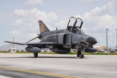 KONYA, TURKIYE - Mayıs 09, 2023: Türk Hava Kuvvetleri McDonnell Douglas F-4E Terminator 2020 (5009) Anadolu Kartal Hava Kuvvetleri Tatbikatı sırasında Konya Havalimanı 'nda taksicilik