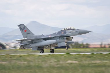 KONYA, TURKIYE - Mayıs 09, 2023: Türk Hava Kuvvetleri Lockheed Martin F-16C Fighting Falcon (HC-55) Anadolu Kartal Hava Kuvvetleri Tatbikatı sırasında Konya Havalimanı 'na indi