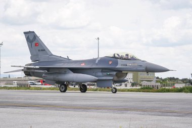 KONYA, TURKIYE - Mayıs 09, 2023: Türk Hava Kuvvetleri Lockheed Martin F-16C Fighting Falcon (HC-08) Anadolu Kartal Hava Kuvvetleri Tatbikatı sırasında Konya Havalimanı 'nda taksicilik yapıyor