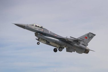 KONYA, TURKIYE - Mayıs 09, 2023: Türk Hava Kuvvetleri Lockheed Martin F-16C Fighting Falcon (HC-08) Anadolu Kartal Hava Kuvvetleri Tatbikatı sırasında Konya Havalimanı 'ndan havalandı