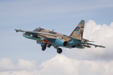 KONYA, TURKIYE - Mayıs 09, 2023: Azerbaycan Hava Kuvvetleri Sukhoi Su-25 Frogfoot (25508110631) Anadolu Kartal Hava Kuvvetleri Tatbikatı sırasında Konya Havalimanı 'ndan havalanır.