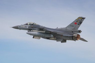 KONYA, TURKIYE - MAYIS 09, 2023: Türk Hava Kuvvetleri Generali Dinamik F-16C Fighting Falcon (4R-91) Anadolu Kartal Hava Kuvvetleri Tatbikatı sırasında Konya Havalimanı 'ndan havalandı