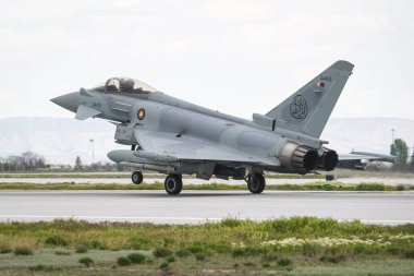 KONYA, TURKIYE - MAYIS 09, 2023: Katar Hava Kuvvetleri Eurofighter EF2000 (MS0002) Anadolu Kartal Hava Kuvvetleri Tatbikatı sırasında Konya Havalimanı 'na iniş yaptı