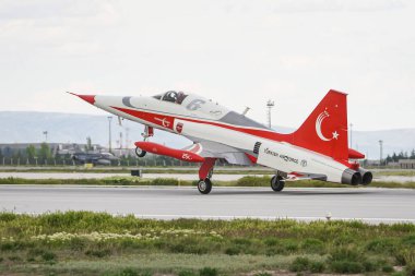 KONYA, TURKIYE - Mayıs 09, 2023: Türk Hava Kuvvetleri Türk Yıldızları Kanadalı NF-5B-2000 Özgürlük Savaşçısı Anadolu Kartal Hava Kuvvetleri Tatbikatı sırasında Konya Havalimanı 'na indi