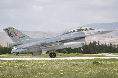 KONYA, TURKIYE - Mayıs 09, 2023: Türk Hava Kuvvetleri General Dynamics F-16D Fighting Falcon (4S-14) Anadolu Kartal Hava Kuvvetleri Tatbikatı sırasında Konya Havalimanı 'na iniş yaptı