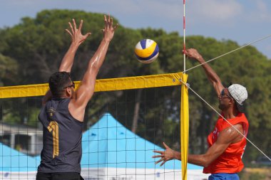 Balikir, TÜRKİYE - 25 Haziran 2023: Pro Beach Tour Oren Leg 'de tanımlanamayan atlet