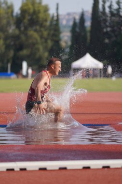 IZMIR, TURKIYE - Temmuz 05, 2023: İzmir Seha Aksoy Spor Sahasında düzenlenen Süper Lig müsabakaları sırasında 3000 metre engelli koşan tanımlanamayan sporcu