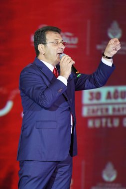 İSTANBUL, TÜRKİYE - 30 Ağustos 2023: İstanbul Belediye Başkanı Ekrem İmamoğlu 30 Ağustos kutlamalarında