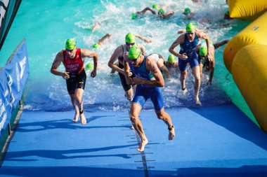 BALIKESIR, TURKIYE - AĞUSTOS 05, 2023: Avrupa Triatlon Sprint ve Bayrak Yarışları 'nda yarışan sporcular