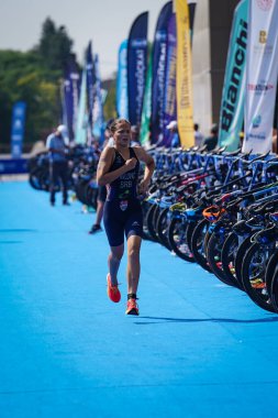 BALIKESIR, TURKIYE - Ağustos 05, 2023: Balikesir 'de Avrupa Triatlon Koşu ve Bayrak Yarışları Şampiyonası' nda koşan tanımlanamayan sporcu