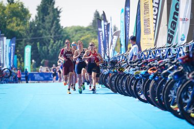 BALIKESIR, TURKIYE - AĞUSTOS 05, 2023: Balikesir 'de Avrupa Triatlon Koşu ve Bayrak Yarışları Şampiyonası' nda yarışan sporcular