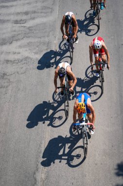 BALIKESIR, TURKIYE - AĞUSTOS 05, 2023: Avrupa Triatlon Sprint ve Röle Şampiyonası 'nda yarışan sporcular