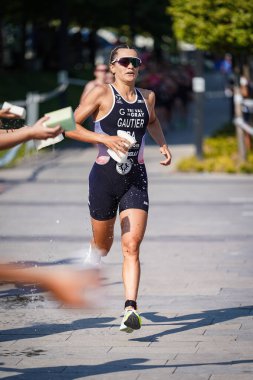 BALIKESIR, TURKIYE - Ağustos 05, 2023: Balikesir 'de Avrupa Triatlon Koşu ve Bayrak Yarışları Şampiyonası' nda koşan tanımlanamayan sporcu