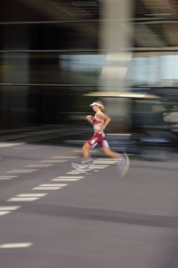 BALIKESIR, TURKIYE - Ağustos 05, 2023: Balikesir 'de Avrupa Triatlon Koşu ve Bayrak Yarışları Şampiyonası' nda koşan tanımlanamayan sporcu