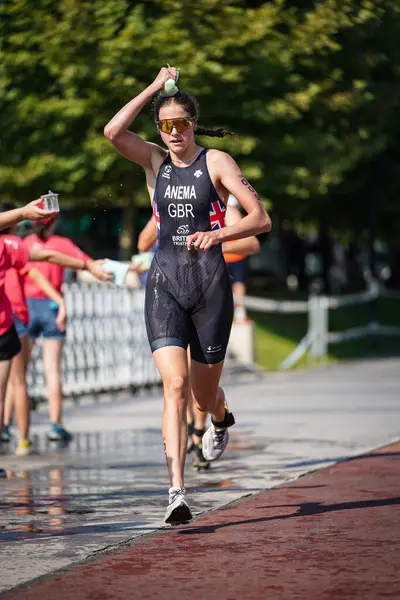 BALIKESIR, TURKIYE - Ağustos 05, 2023: Balikesir 'de Avrupa Triatlon Koşu ve Bayrak Yarışları Şampiyonası' nda koşan tanımlanamayan sporcu