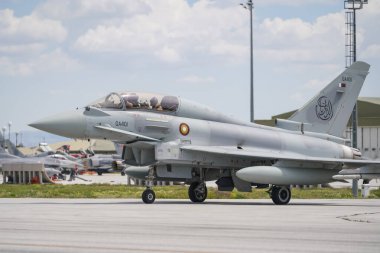 KONYA, TURKIYE - MAYIS 09, 2023: Katar Hava Kuvvetleri Eurofighter EF2000 (MT002) Anadolu Kartal Hava Kuvvetleri Tatbikatı sırasında Konya Havalimanı 'nda taksicilik