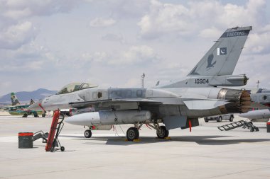 KONYA, TURKIYE - MAYIS 09, 2023: Pakistan Hava Kuvvetleri Lockheed Martin F-16C Fighting Falcon (JE-4) Anadolu Kartal Hava Kuvvetleri Tatbikatı sırasında Konya Havalimanı 'nda görüntüleme