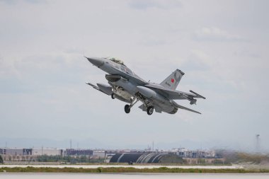 KONYA, TURKIYE - Mayıs 09, 2023: Türk Hava Kuvvetleri Lockheed Martin F-16C Fighting Falcon (HC-08) Anadolu Kartal Hava Kuvvetleri Tatbikatı sırasında Konya Havalimanı 'ndan havalandı