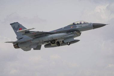 KONYA, TURKIYE - Mayıs 09, 2023: Türk Hava Kuvvetleri Lockheed Martin F-16C Fighting Falcon (HC-31) Anadolu Kartal Hava Kuvvetleri Tatbikatı sırasında Konya Havalimanı 'ndan havalandı