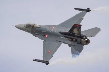 KONYA, TURKIYE - MAYIS 09, 2023: Türk Hava Kuvvetleri General Dynamics F-16C Fighting Falcon (4R-27) Anadolu Kartal Hava Kuvvetleri tatbikatı sırasında Konya Havaalanı üzerinde uçuyor