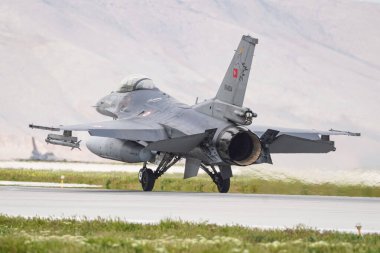 KONYA, TURKIYE - MAYIS 09, 2023: Türk Hava Kuvvetleri General Dynamics F-16C Fighting Falcon (4R-42) Anadolu Kartal Hava Kuvvetleri Tatbikatı sırasında Konya Havalimanı 'na iniş yaptı