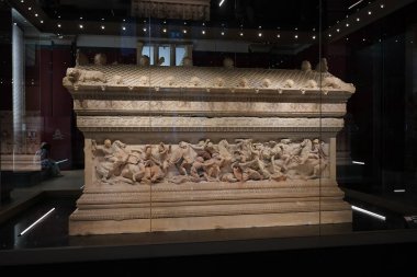 İSTANBUL, TURKIYE - 13 Temmuz 2023: İstanbul Arkeoloji Müzelerinde Alexander Sarcophagus