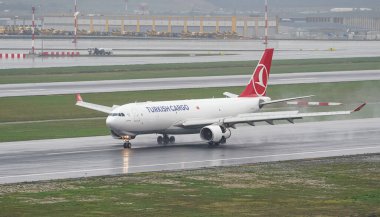 ISTANBUL, TURKIYE - 15 Ekim 2022: Türk Havayolları Kargo Airbus A330-243F (1550) İstanbul Uluslararası Havaalanına indi