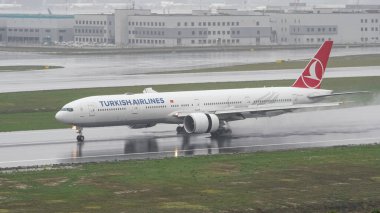 ISTANBUL, TURKIYE - 15 Ekim 2022: Türk Hava Yolları Boeing 777-3F2ER (44117) İstanbul Uluslararası Havaalanına indi