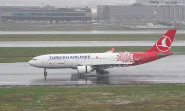 ISTANBUL, TURKIYE - 15 Ekim 2022: Türk Havayolları Airbus A330-203 (704) İstanbul Uluslararası Havaalanına indi