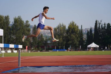 IZMIR, TURKIYE - Temmuz 05, 2023: İzmir Seha Aksoy Spor Sahasında düzenlenen Süper Lig müsabakaları sırasında 3000 metre engelli koşan tanımlanamayan sporcu