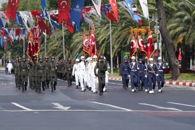 İSTANBUL, TÜRKİYE - 30 Ağustos 2023: Vatan Bulvarı 'nda askerler yürüyüş yapıyor