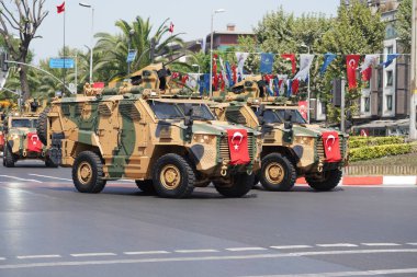 İSTANBUL, TÜRKİYE - 30 Ağustos 2023: Vatan Bulvarı 'nda 30 Ağustos' ta askeri araçlar geçit töreni